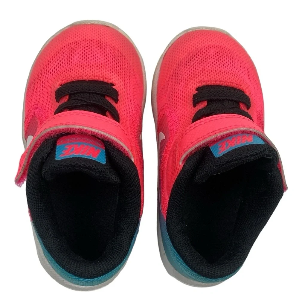 Nike Revolution 3 Sneakers 819418-404 Racer Pink Child Size 5C.